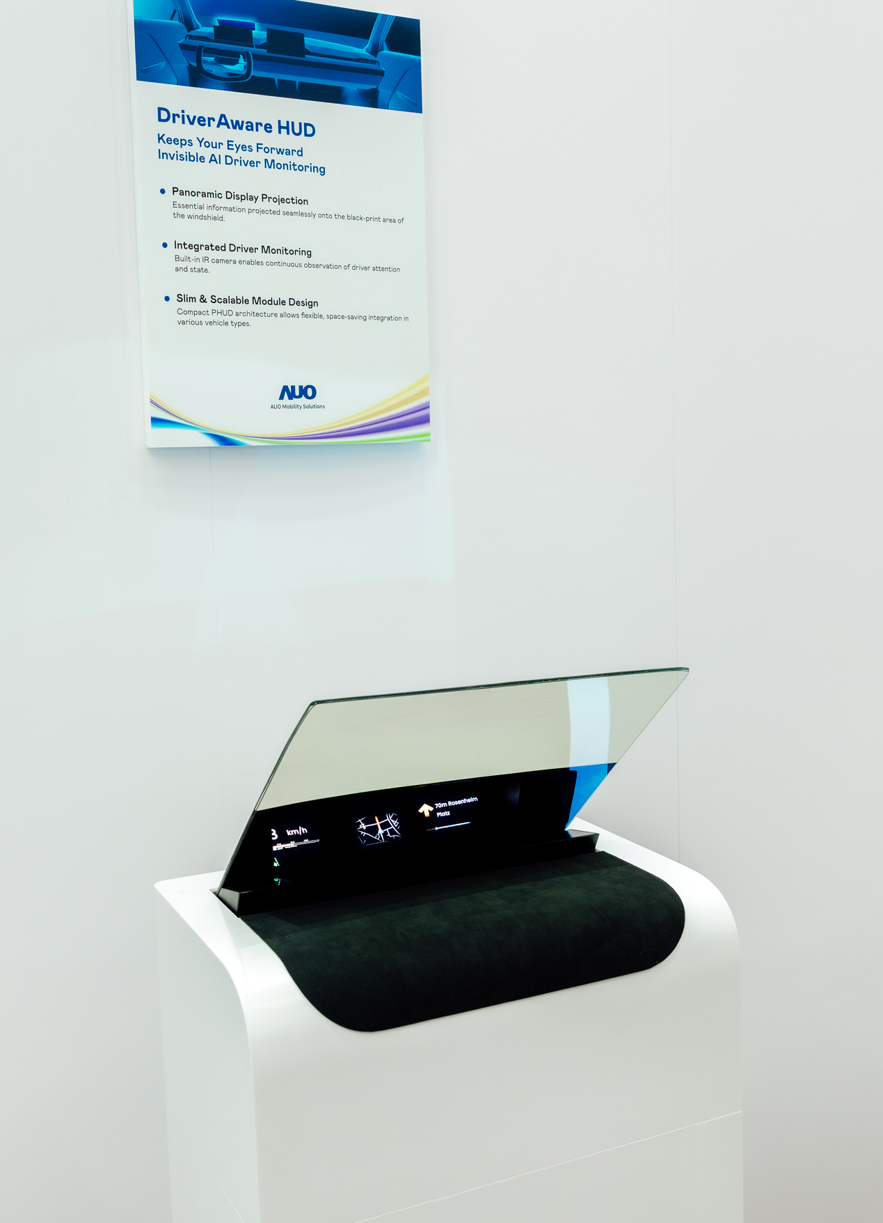 DriverAware HUD结合抬头显示器与隐藏式红外线摄影机，将车速、导航及警示讯息投影于挡风玻璃上，完美对齐驾驶目不离路的视线，同时，透过AI 监控驾驶注意力以提升安全性。